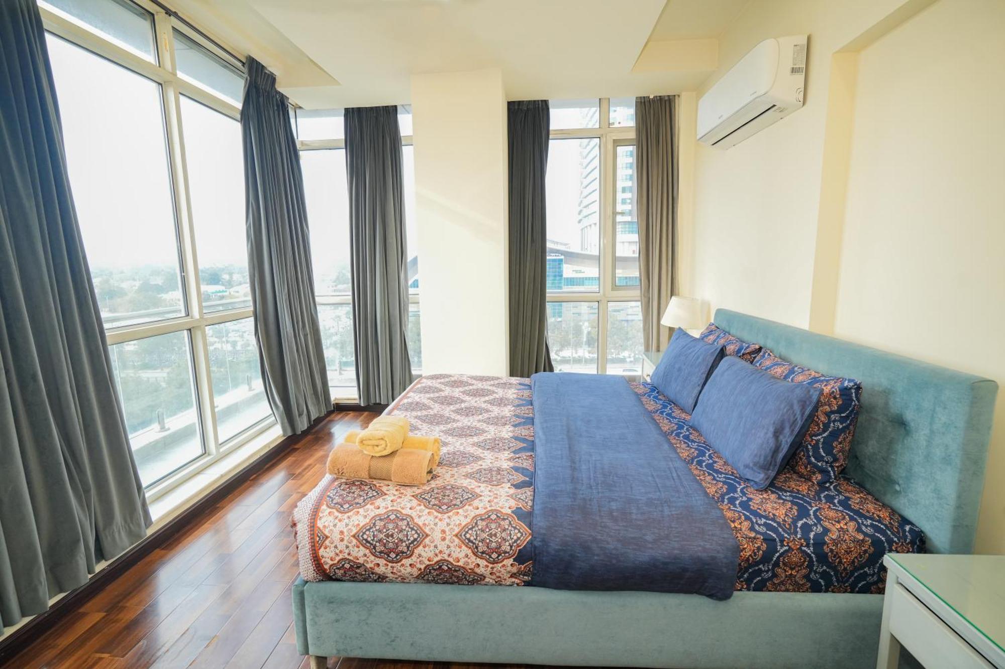 Cozy 2-Bedroom Apartment With King Beds, Balcony & Stunning Views At Elysium อิสลามาบัด ภายนอก รูปภาพ